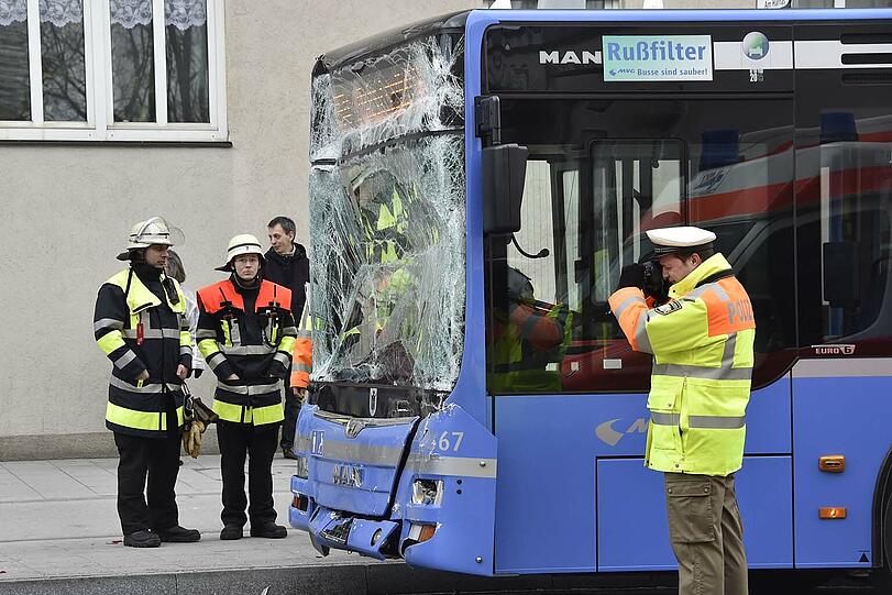 Auf der Plinganser Straße kollidieren zwei Linienbusse. Eine Stunde war sie komplett gesperrt.