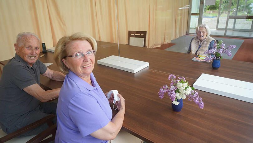 Ulrike und Willi Recke besuchen ihre Freundin Hedwig (91). Ulrike und Willi Recke besuchen ihre Freundin Hedwig (91).