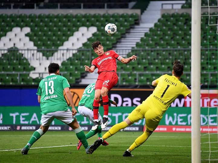 Kai Havertz (M) legte mit zwei Toren den Grundstein zu Leverkusens Sieg in Bremen.