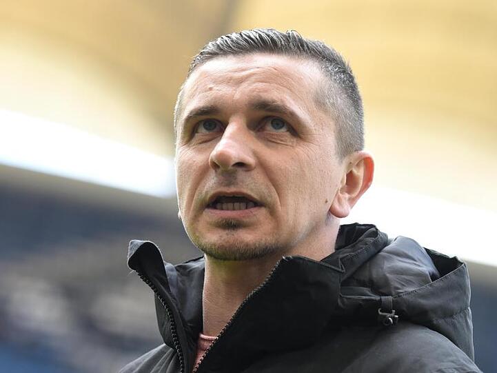 Regensburgs Trainer Mersad Selimbegovic. Foto: Daniel Bockwoldt/dpa/Archivbild