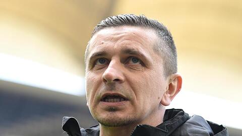 Regensburgs Trainer Mersad Selimbegovic. Foto: Daniel Bockwoldt/dpa/Archivbild