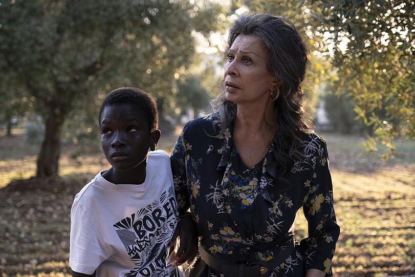 Vom Schicksal gebeutelt, gemeinsam stark: Madame Rosa (Sophia Loren) und ihr Schützling Momo (Ibrahima Gueye).