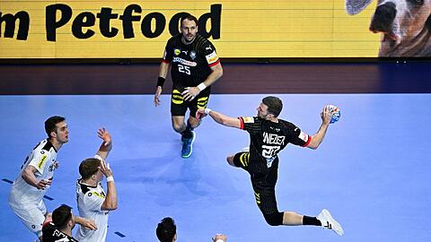 Philipp Weber (r) r&uuml;ckte f&uuml;r Regisseur Juri Knorr in die Startformation.