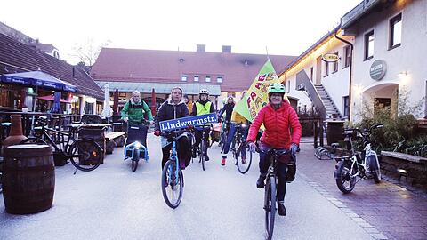 Jeden Donnerstagabend treffen sich Radler am Stemmerhof. Sie fordern einen schnellen Umbau der Lindwurmstraße. Mit dabei ist auch Katharina Engert (grüner Helm)