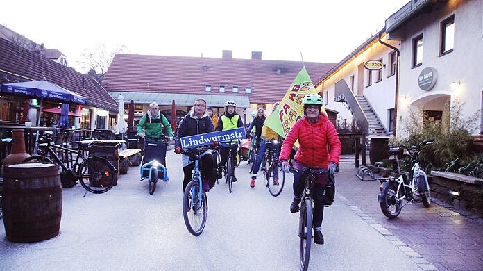 Jeden Donnerstagabend treffen sich Radler am Stemmerhof. Sie fordern einen schnellen Umbau der Lindwurmstraße. Mit dabei ist auch Katharina Engert (grüner Helm)