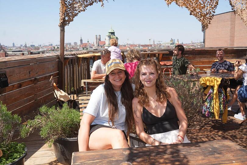 Stefanie (li.) und Fleur genießen am Freitag das Wetter auf der Terrasse.