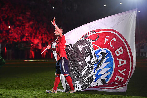 Sein letzter Bayern-Schwenk: Schweinsteiger. Sein letzter Bayern-Schwenk: Schweinsteiger.