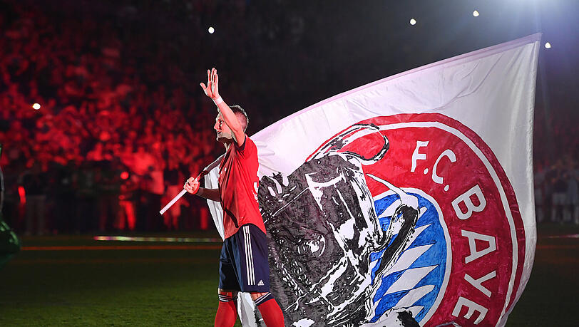 Sein letzter Bayern-Schwenk: Schweinsteiger bei seinem Abschiedsspiel.
