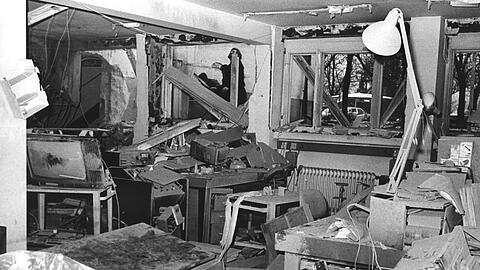Blick in einen völlig zerstörten Redaktionsraum des Senders "Radio freies Europa" in München nach dem Bombenanschlag von 1981. (Archivbild)