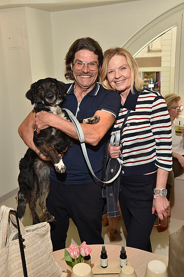 Rainer Jilg und Gabi Strassburger (Ingolstadt Village) mit Hund "Emmerl".
