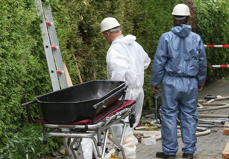 Vermutlich handelt es sich um ein Familiendrama:  Bei der Explosion zweier Reihenhaeuser in Winterhausen (Kreis Wuerzburg) sind in der Nacht zu Montag zwei Menschen getoetet worden. Die Bilder.