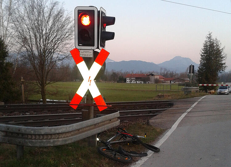 Tödlicher Unfall an einem Bahnübergang in Rosenheim. Die Bilder von der Unfallstelle.
