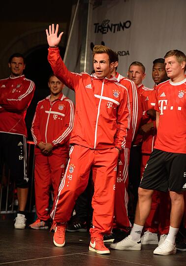 Einfarbig: Götze grüßt Riva &ndash; in roten &bdquo;Nike&ldquo;-Schuhen.