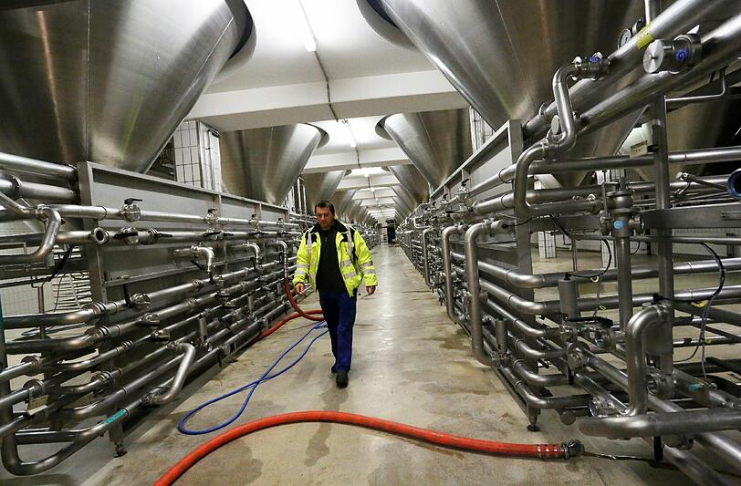 Aus diesen riesigen Lagertanks in der Riemer Brauerei wird das frische Festbier in die Wagen gepumpt.