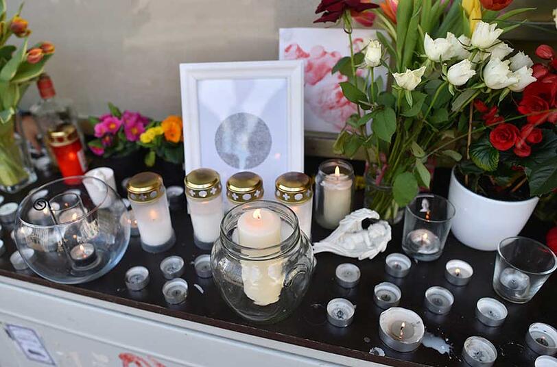 Blumen und Kerzen erinnern in Halle (Saale) (Sachsen-Anhalt) an eine junge Frau, die bei dem Absturz des Germanwings-Airbus in den französischen Alpen ums Leben gekommen ist.