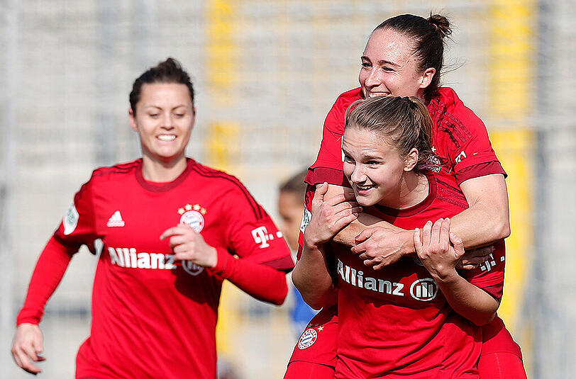 Doppel-Torschützin Vivianne Miedema schultert Gina Lewandowski.