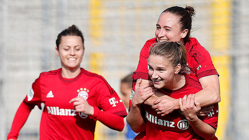 Doppel-Torschützin Vivianne Miedema schultert Gina Lewandowski. Doppel-Torschützin Vivianne Miedema schultert Gina Lewandowski.