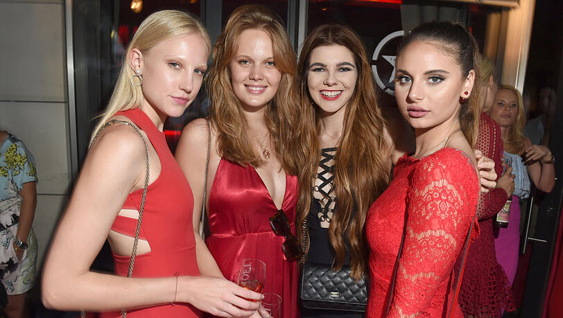 Hübsches Gruppenfoto mit Ex-GNTM-Teilnehmerin und "Schöne Müncherin"-Gewinnerin Pia Riegel (2.v.l.). Hübsches Gruppenfoto mit Ex-GNTM-Teilnehmerin und "Schöne Müncherin"-Gewinnerin Pia Riegel (2.v.l.).