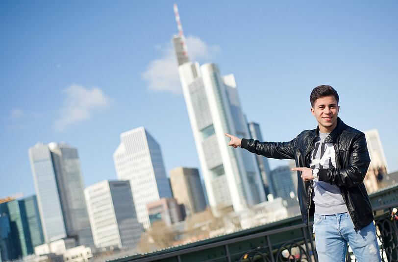 Youtube- und Facebook-Star Mohamed "Momo" Satiane vor der Frankfurter Skyline