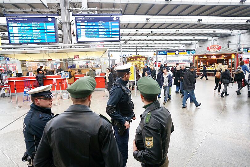 Gemeinsam auf Streife: Bundespolizisten (in blauer Uniform) und Beamte des Münchner Präsidiums im Hauptbahnhof.