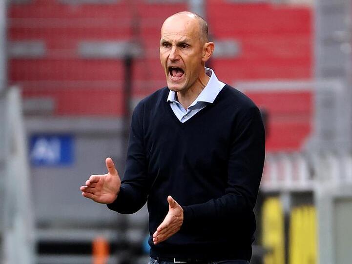 Augsburgs Trainer Heiko Herrlich. Foto: Kai Pfaffenbach/reuters/Pool/dpa/Archivbild