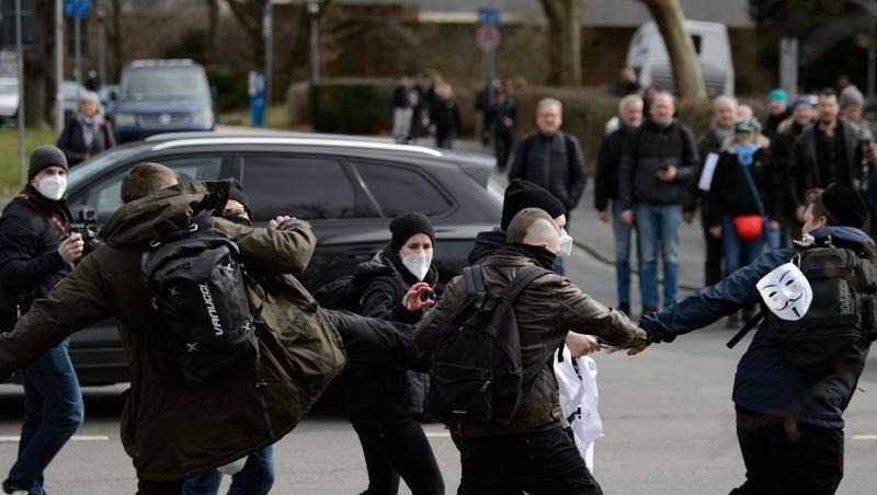 Teilnehmer rangeln sich bei einer Kundgebung unter dem Motto "Freie Bürger Kassel - Grundrechte und Demokratie".