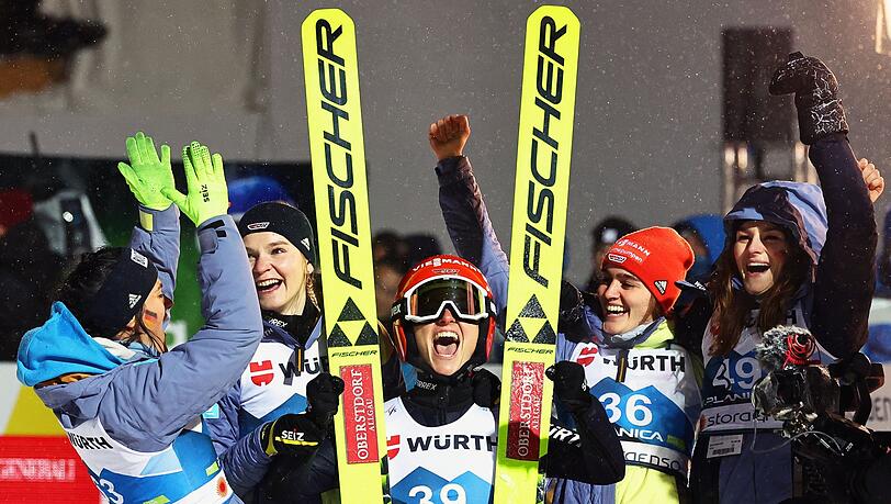 Katharina Althaus (M) bejubelt ihre insgesamt vierte Medaille bei dieser WM.