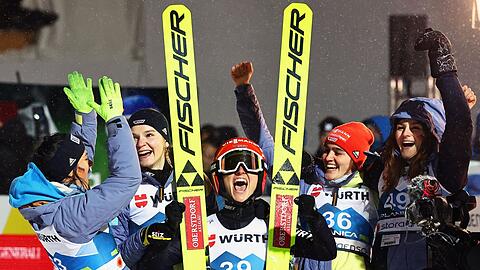 Katharina Althaus (M) bejubelt ihre insgesamt vierte Medaille bei dieser WM.