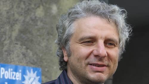 TV-Kommissar Udo Wachtveitl dankt der Münchner Polizei. Sie ertappte zwei Diebe mit seinem Roller. TV-Kommissar Udo Wachtveitl dankt der Münchner Polizei. Sie ertappte zwei Diebe mit seinem Roller.