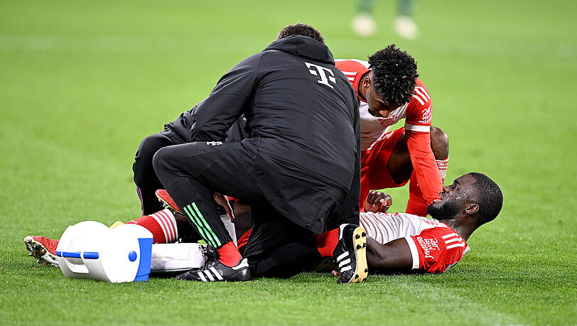 Dayot Upamecano wird am Boden behandelt, auch er fällt erstmal aus in der FC Bayern Abwehr Dayot Upamecano wird am Boden behandelt, auch er fällt erstmal aus in der FC Bayern Abwehr