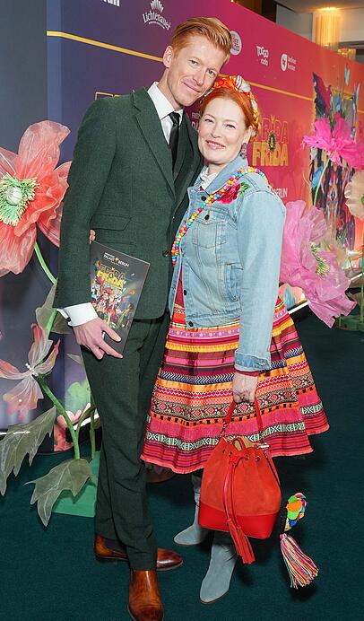 Enie van de Meiklokjes mit Mann Tobias Staerbo bei der Premiere von "Frida & Frida" in Berlin.