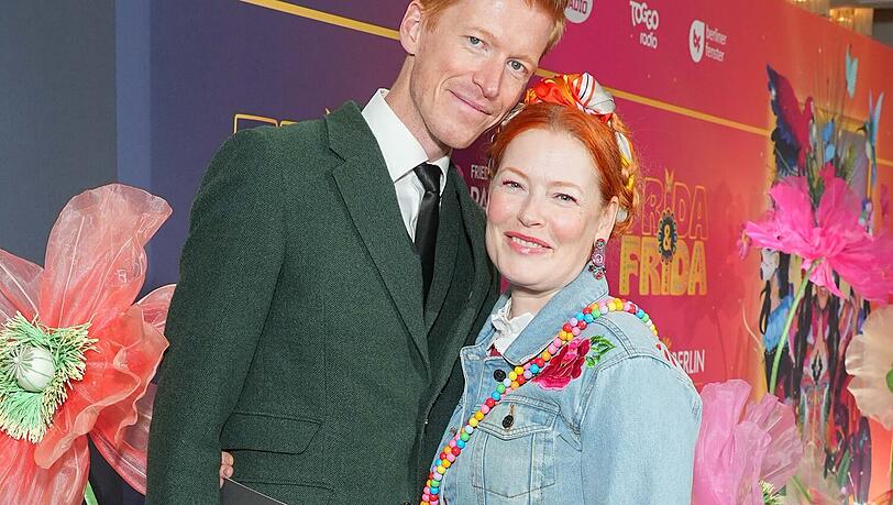 Enie van de Meiklokjes mit Mann Tobias Staerbo bei der Premiere von "Frida & Frida" in Berlin. Enie van de Meiklokjes mit Mann Tobias Staerbo bei der Premiere von "Frida & Frida" in Berlin.
