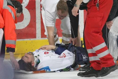 Über 10.000 geschockte Eishockey-Fans mussten in Mannheim diese Szene mit ansehen:  Tiger-Stürmer Florian Keller musste mit Verdacht auf Schädelbruch vom Eis getragen werden.