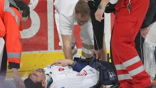 Über 10.000 geschockte Eishockey-Fans mussten in Mannheim diese Szene mit ansehen: Tiger-Stürmer Florian Keller musste mit Verdacht auf Schädelbruch vom Eis getragen werden. Über 10.000 geschockte Eishockey-Fans mussten in Mannheim diese Szene mit ansehen: Tiger-Stürmer Florian Keller musste mit Verdacht auf Schädelbruch vom Eis getragen werden.