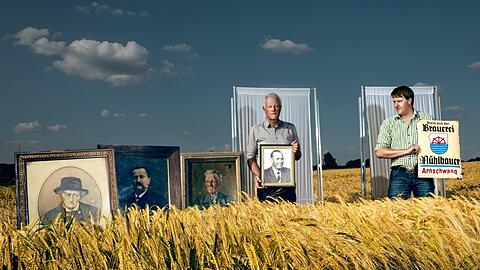 Stephan Mühlbauer (r.) mit seinem Vater und den historischen Vorfahren der Brauerei-Geschichte in Bildern. Stephan Mühlbauer (r.) mit seinem Vater und den historischen Vorfahren der Brauerei-Geschichte in Bildern.