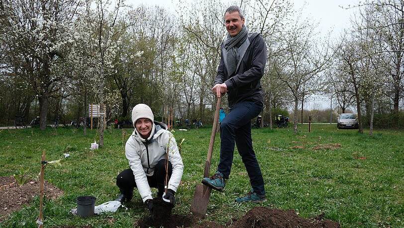 Sabrina Panhans und Quentin Orain haben den Waldgarten in Berg am Laim beide mitgegr&uuml;ndet. Am Sonntag haben sie dort Str&auml;ucher gepflanzt