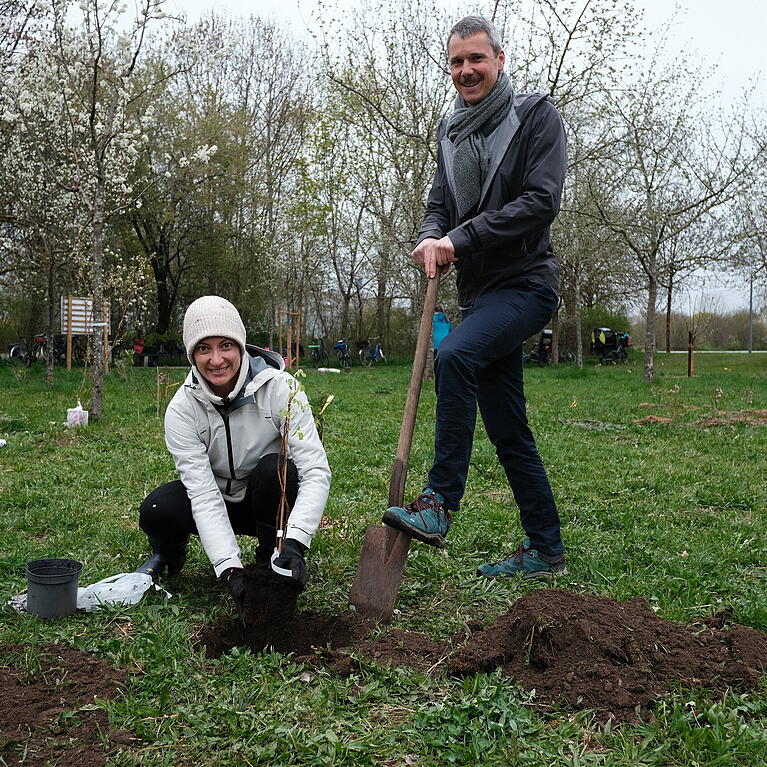 Sabrina Panhans und Quentin Orain haben den Waldgarten in Berg am Laim beide mitgegr&uuml;ndet. Am Sonntag haben sie dort Str&auml;ucher gepflanzt