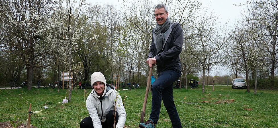 Sabrina Panhans und Quentin Orain haben den Waldgarten in Berg am Laim beide mitgegr&uuml;ndet. Am Sonntag haben sie dort Str&auml;ucher gepflanzt
