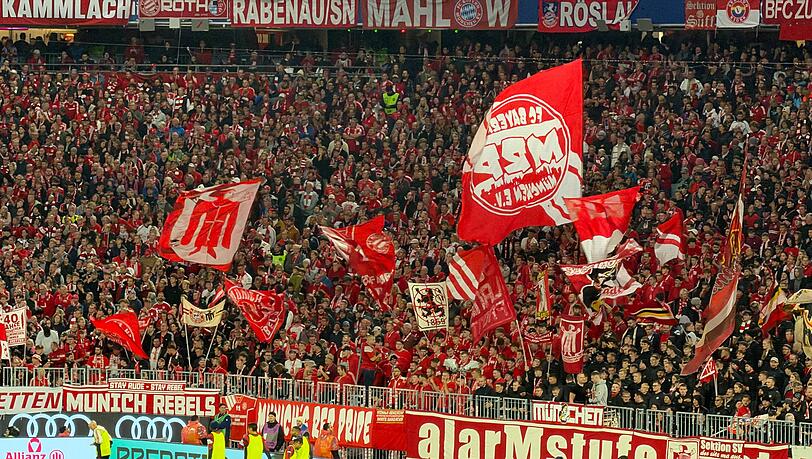 Stimmten sich schon am Samstagabend im Spiel gegen RB Leipzig auf das Stadtderby ein: Die Fans des FC Bayern. Stimmten sich schon am Samstagabend im Spiel gegen RB Leipzig auf das Stadtderby ein: Die Fans des FC Bayern.