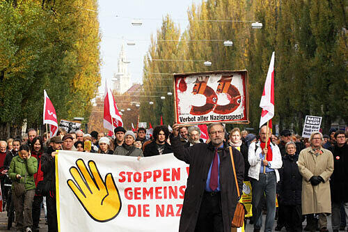 "Nazis raus" riefen die Gegendemonstranten und pfiffen die marschierenden Neonazis aus.