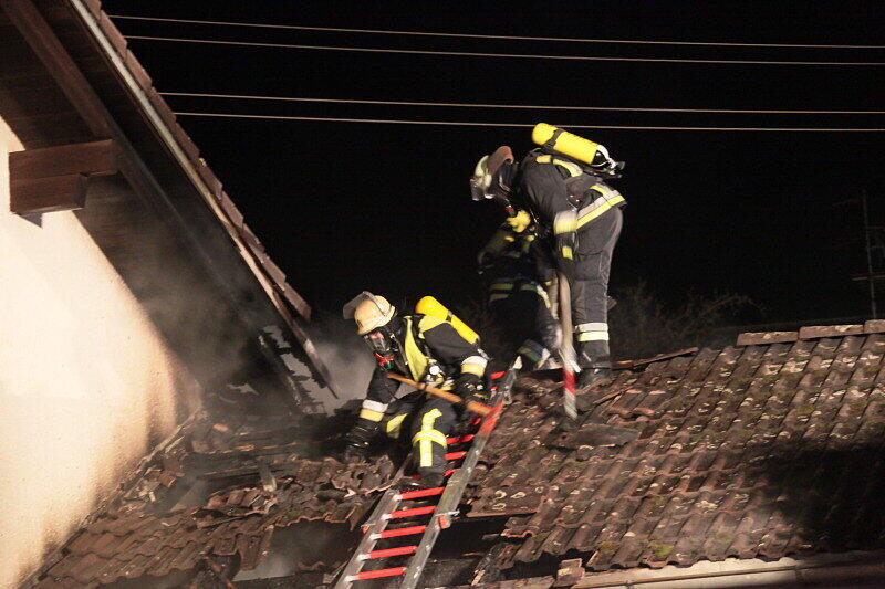 Zu einem Garagenbrand in Dörfl wurden mehrere Feuerwehren alarmiert. Das Feuer ist vermutlich im Dachbereich der Garage ausgebrochen und griff auf das Wohnhaus über.