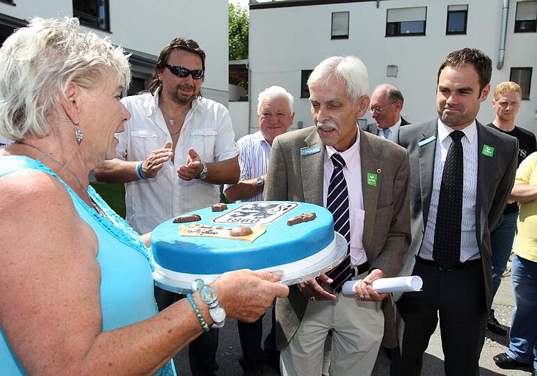 Sommer 2011: Als 1860 vor der Insolvenz gerettet wird, überreicht Christl vom Löwenstüberl Präsident Dieter Schneider eine blaue Torte