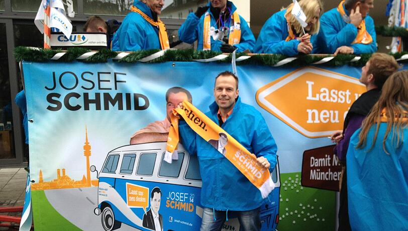 „Gegen Diskriminierung“: Andreas Möhring (40), CSU, Listenplatz 29: Die Stadt sollte noch mehr für Homosexuelle tun. Viele städtische Häuser stehen leer. Die könnten der Szene zur Verfügung gestellt werden. Es braucht mehr Begegnungszentren und auch mehr Szenelokale. Von dieser Warte aus könnte ich in den Landtag hineinwirken, denn auf Landesebene ist noch so viel zu tun. Vor allem in Schulen. Da würde ich gern eine Projektwoche zum Thema Diskriminierung anregen, bei der jegliche Form der Diskriminierung zur Sprache kommt – auch die der Homosexuellen. Lehrer, Schüler und Eltern müssen sich dem Thema stellen. „Gegen Diskriminierung“: Andreas Möhring (40), CSU, Listenplatz 29: Die Stadt sollte noch mehr für Homosexuelle tun. Viele städtische Häuser stehen leer. Die könnten der Szene zur Verfügung gestellt werden. Es braucht mehr Begegnungszentren und auch mehr Szenelokale. Von dieser Warte aus könnte ich in den Landtag hineinwirken, denn auf Landesebene ist noch so viel zu tun. Vor allem in Schulen. Da würde ich gern eine Projektwoche zum Thema Diskriminierung anregen, bei der jegliche Form der Diskriminierung zur Sprache kommt – auch die der Homosexuellen. Lehrer, Schüler und Eltern müssen sich dem Thema stellen.