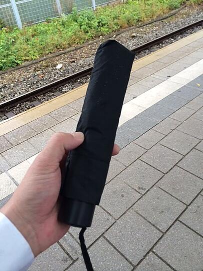 Das wichtigste Utensil auf dem Weg zur S-Bahn mit einem beherzten Sprung in den Drogeriemarkt ergattert: der Schirm kostet 2,75 Euro. Eine Viertel-Maß quasi. Gute Investition!