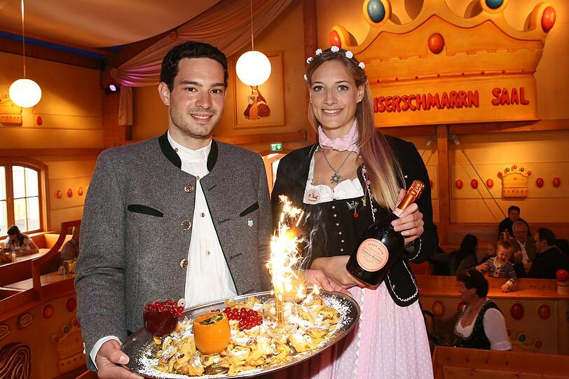 So schaut er aus, der fertige Kaiserschmarrn. Der AZ-Reporter präsentiert ihn zusammen mit Nadka Heckl von Rischart.