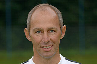 Dann: Reiner Maurers erster Auftritt als Löwen-Coach, wenn auch nur für drei Tage: Vom 17. bis 19. April 2004 wird Maurer das erste Mal zu 1860 berufen. Er läutet damit das Jahr der Trainerwechsel ein.