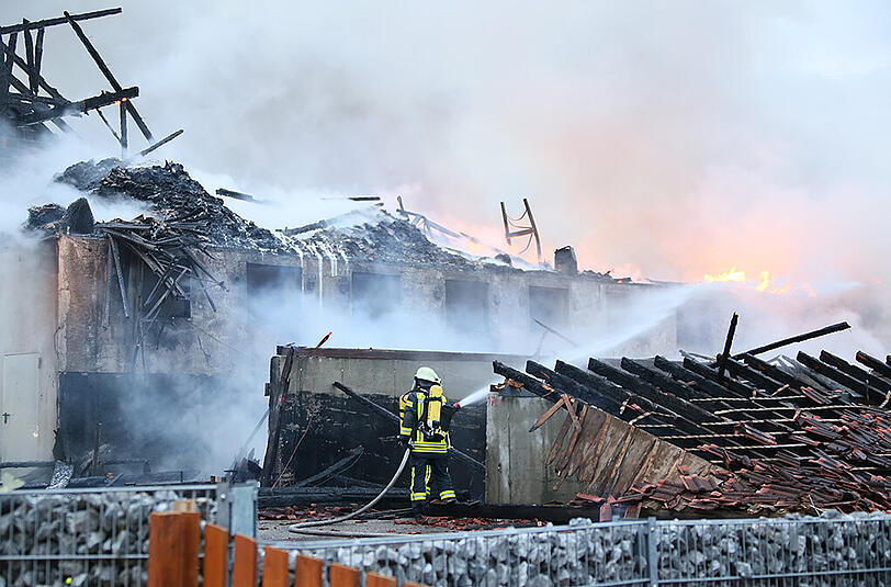 In Straßham ist eine Lagerhalle vollständig abgebrannt. Die Bilder vom Feuerwehr-Großeinsatz.