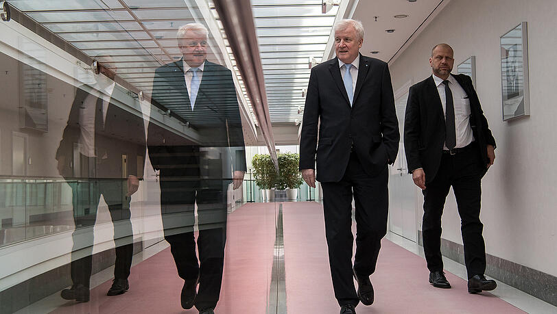 Horst Seehofer auf dem Weg zu seiner letzten Kabinettssitzung. Horst Seehofer auf dem Weg zu seiner letzten Kabinettssitzung.