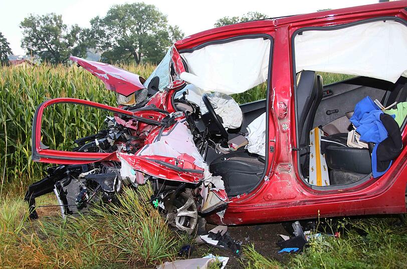 Der Verkehrsunfall auf der B12 bei Reichertsheim endete für den jungen Autofahrer tödlich.
