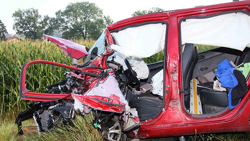 Der Verkehrsunfall auf der B12 bei Reichertsheim endete für den jungen Autofahrer tödlich. Der Verkehrsunfall auf der B12 bei Reichertsheim endete für den jungen Autofahrer tödlich.